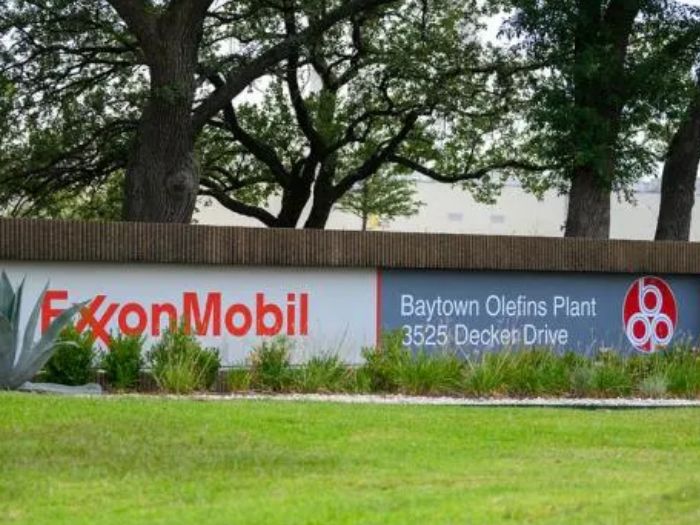 Exxon Mobil Corporation Shares price 2026